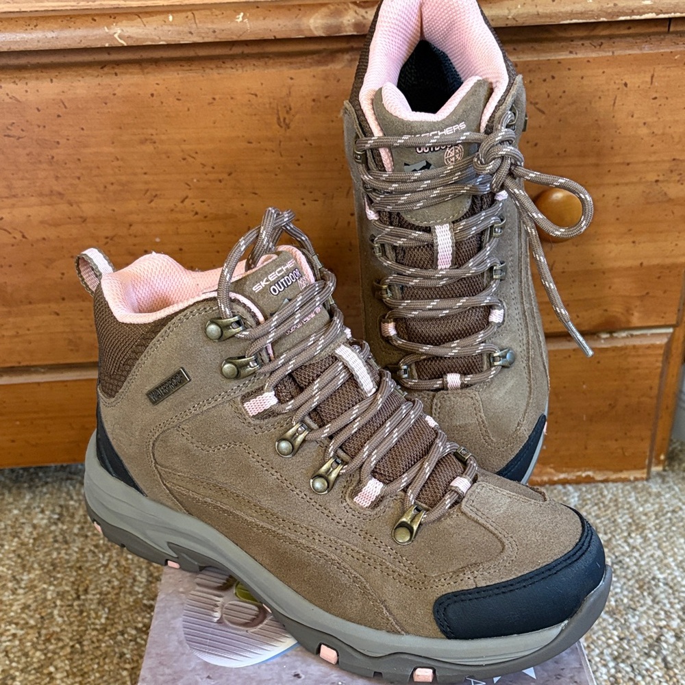 Skechers Women's Brown and Pink Snow/ hiking boots